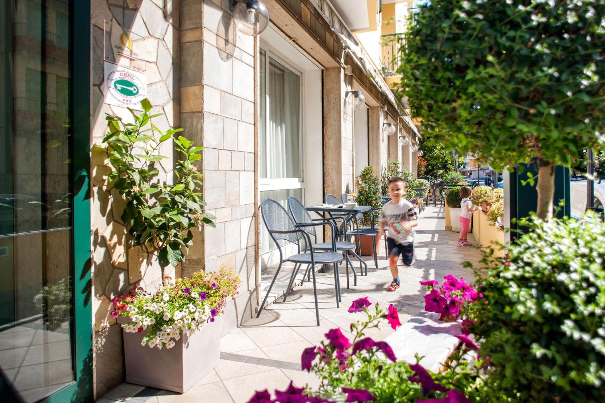 Hotel Curtis Centrale Alassio Ngoại thất bức ảnh