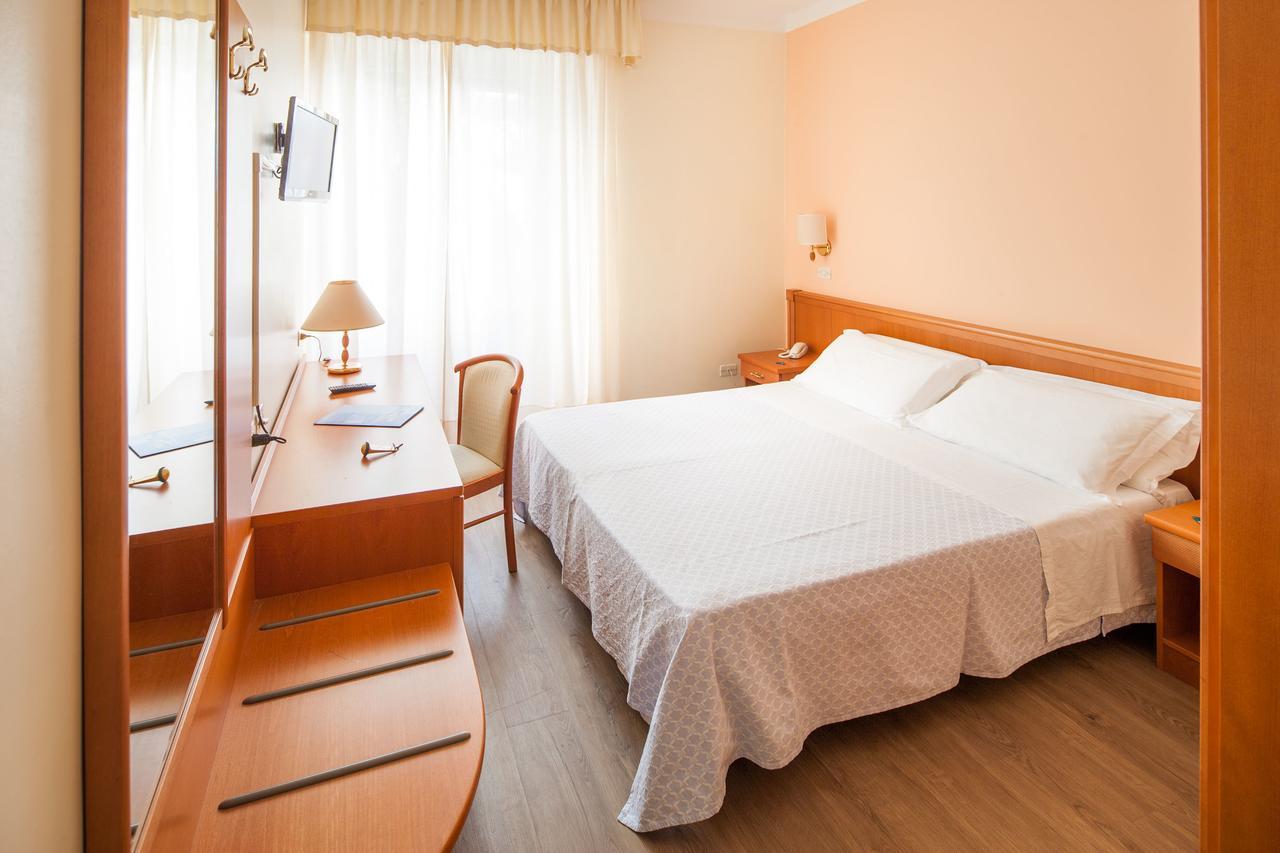 Hotel Curtis Centrale Alassio Ngoại thất bức ảnh
